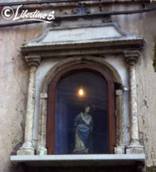 Edicola votiva nel centro storico (foto Francesco Libertino)