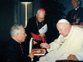 Don Domenico Pantano consegna al  Papa 
un medaglione in bronzo dorato 
dell'artista Giuseppe Paulli