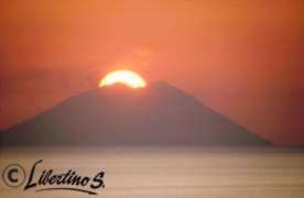 Tramonto del sole nello Stromboli (foto Salvatore Libertino)