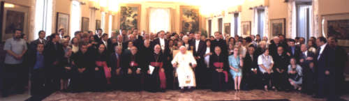 Il Santo Padre al centro del gruppo per una foto ricordo