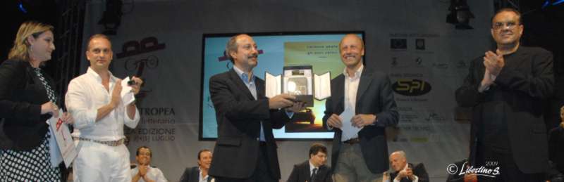 Carmine Abate, pemiato da Domenico Cersosimo, vice presidente della regione Calabria
