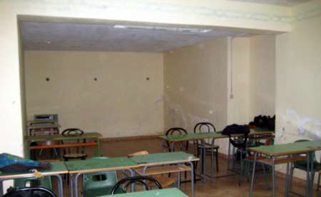 Muri ricoperti di muffa e pavimenti inesistenti all'alberghiero di Tropea