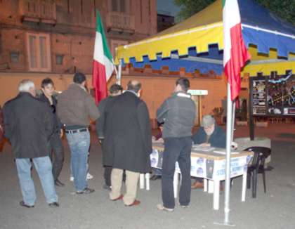 Gazebo del nuovo partito di Berlusconi