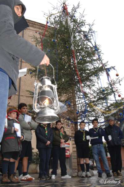 La luce arriva dalla lampada della chiesa  della Nativit di Betlemme