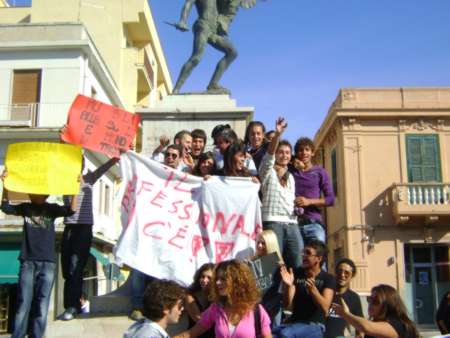 Tropea, studenti in piazza