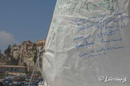 A Tropea la barca a vela Martinez... Impunito