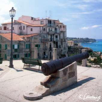 Il cannone posto davanti l'affacio della piazza Vaticano, reperto bellico del 1600 (foto Salvatore Libertino)