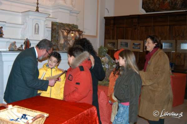 Pasquale Romano consegna il terzo premio ai ragazzi dalla Scuola Primaria 5 C