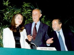 La Vincitrice, Helena Janeczek, assieme a Gaetano Tumiani e L.M. Lombardi Satriani al tavolo della Giuria che le ha assegnato il premio letterario G. Berto il 6 giugno 1998 a Ricadi-Capo Vaticano per il romanzo Lezioni di tenebra edito da Mondadori