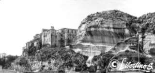 Tropea - Scoglio San Leonardo e scorcio panoramico della citt  (foto Salvatore Libertino)