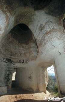 Zungri - Interno case-grotte (foto Salvatore Libertino)