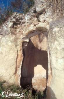 Esterno di una delle grotte di Zungri (foto Salvatore Libertino)